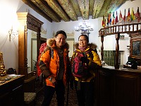 17-01-15.10-24-40  호텔을 나서며